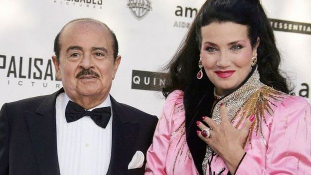 2005ல் தன்னுடைய மனைவி லாமியவுடன் ஒரு நிகழ்வில் அத்னான் கஷ்ஷோகி பங்கேற்ற போது எடுத்த படம்