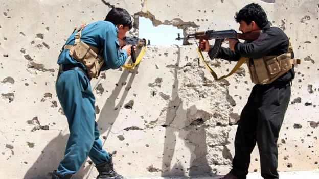 مسلحون متنكرون من طالبان يقتلون العشرات من الجنود الأفغان _95742919_hi038908960