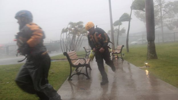 Equipos de rescate en Puerto Rico trabajaron para socorrer a personas afectadas.