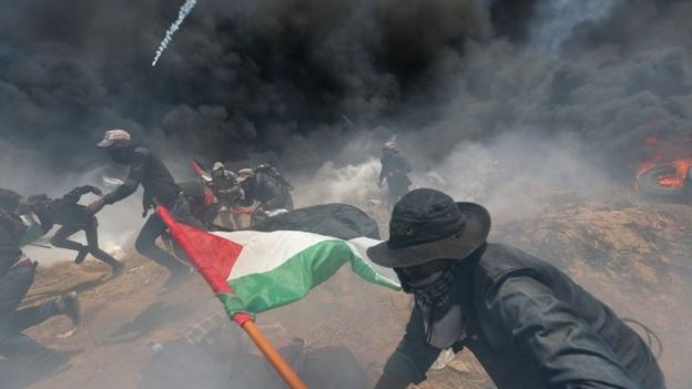 İsrail ateşinden kaçan Filistinli göstericiler.