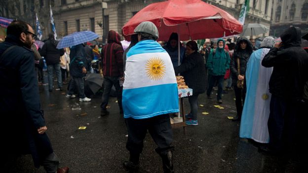 Un hombre se cubre con la bandera de Argentina.