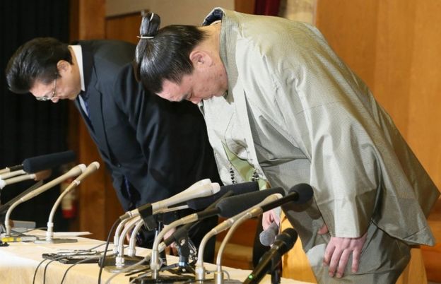 Harumafuji y su maestro del establo Isegahama.