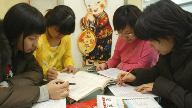Grupo de jóvenes surcoreanas estudiando chino.