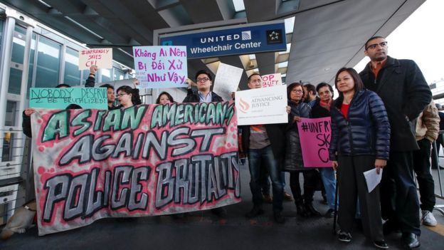 Biểu tình nhỏ tại sân bay O'Hare, Chicago, phản đối hãng hàng không United Airlines trong vụ hành hung ông David Dao.