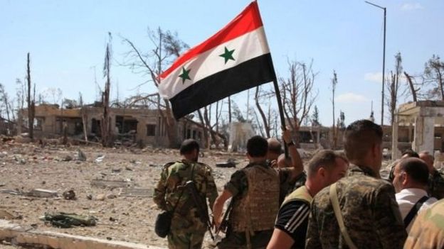 Tropas do governo com bandeira síria