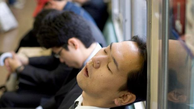 Japonês dorme no escritório