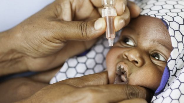 Niño recibiendo medicina