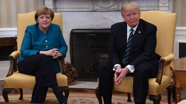 Trump y Merkel, en el Despacho Oval, en el reunión en la que el primero no le estrechó la mano.