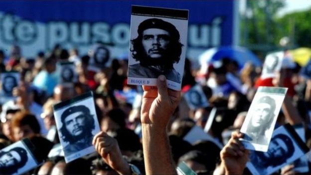 Ernesto Che Guevara divise encore l'opinion : ses partisans voient en lui un modèle d'engagement et de sacrifice, mais des contempteurs le jugent cruel.