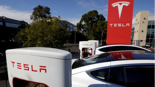 Carros da marca Tesla em concessionária em Sidney