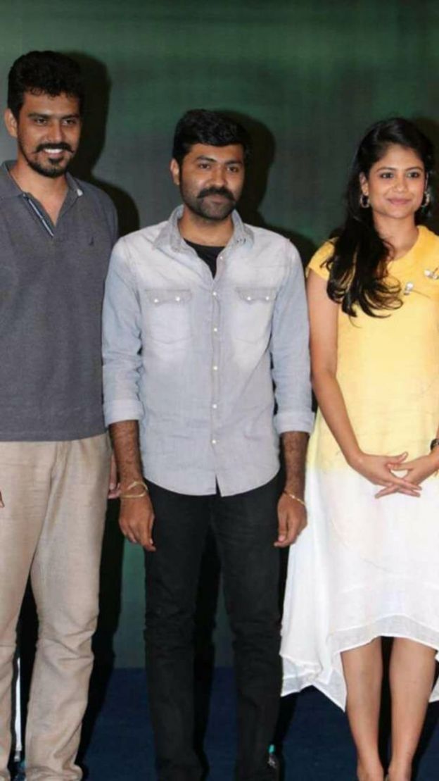 அருவி திரைப்பட நடிகர்களுடன் இயக்குநர் அருண் பிரபு (மத்தியில் இருப்பவர்)