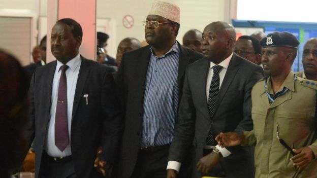 Bw Odinga alijaribu kumsaidia Bw Miguna kuondoka uwanja wa ndege bila mafanikio