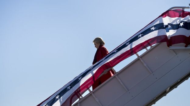 Clinton baja del avión en Pittsburgh, Pensilvania.