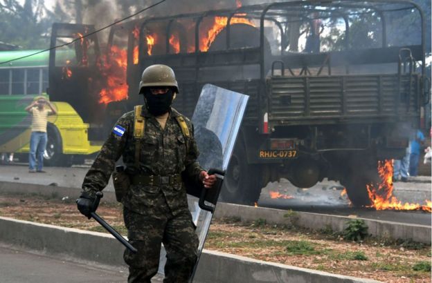 Un camión de policías fue incendiado por los manifestantes.