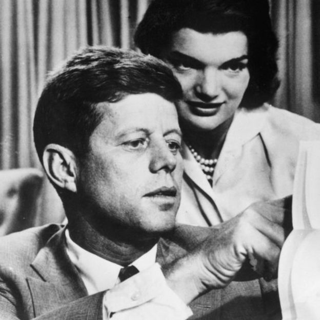 Kennedy y una mujer