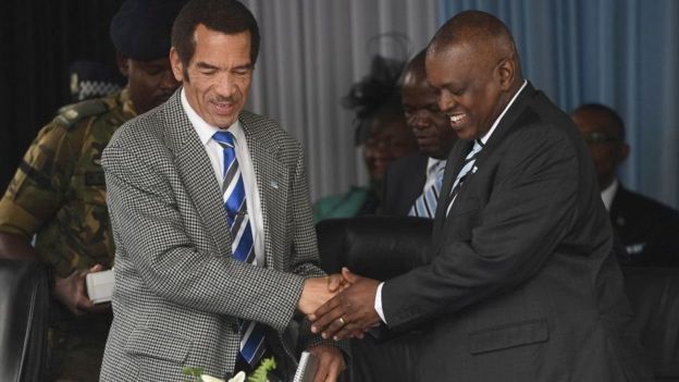 Masisi, ameshika hatamu kutoka kwa Rais Ian Khama(kushoto)