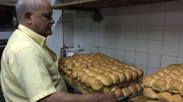 Fredy López con pan piñita