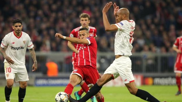 Thiago Alcantara (i) y N´Zonzzi (d) disputan una pelota en el partido entre Bayern y Sevilla.