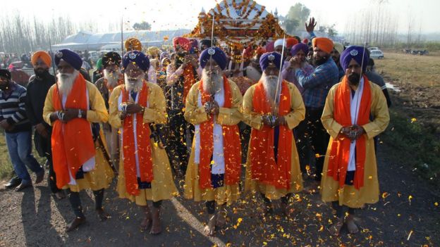 பஞ்சாபில் சீக்கிய மத சடங்கு ஒன்றின் போது 'நக கீர்த்தன்' என்ற சமய நிகழ்ச்சியில் எடுக்கப்பட்ட புகைப்படம்