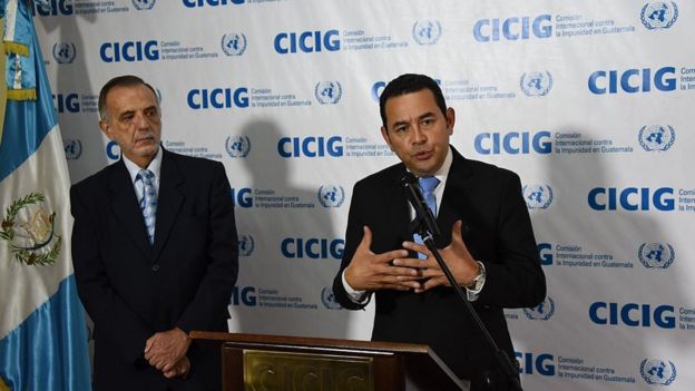 Jimmy Morales junto a Iván Velásquez