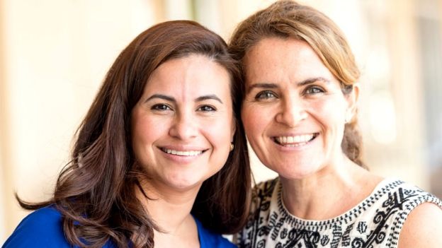 Dos mujeres maduras sonrientes.