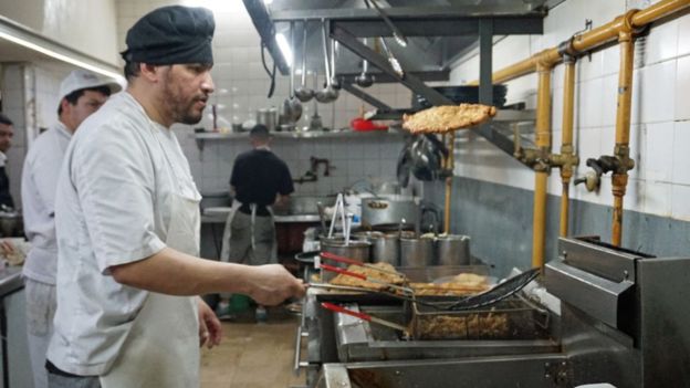 Cada quien cocina la milanesa como quiere. Se puede frita, al horno y con cualquier cobertura.