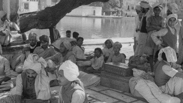 உட்கார்ந்திருக்கும் மக்கள்