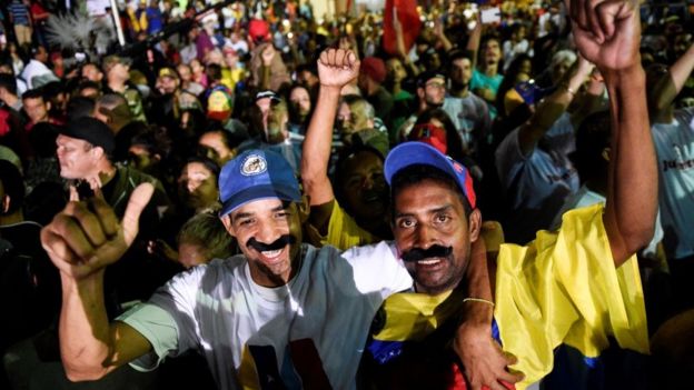 Seguidores de Maduro celebran tras el anuncio de su victoria.