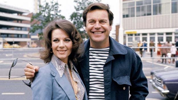 Natalie Wood y Robert Wagner en el aeropuerto de Heathrow en 1976