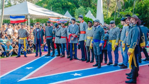 Homens vestem trajes típicos em festa confederada