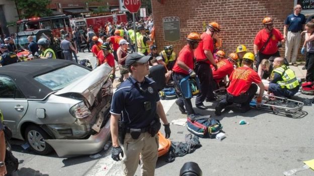 Una mujer murió y 19 personas resultaron heridas cuando un auto arremetió contra una marcha opositora a los ultranacionalistas en Charlottesville, Virgina