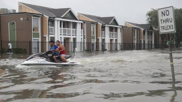 Una pareja abandona su hogar en Houston en moto acuática.