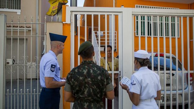 Militares das três forças entregam folhetos explicativos sobre o vírus Zika em São Paulo