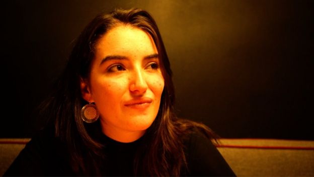 Toni, la esposa de Adam.