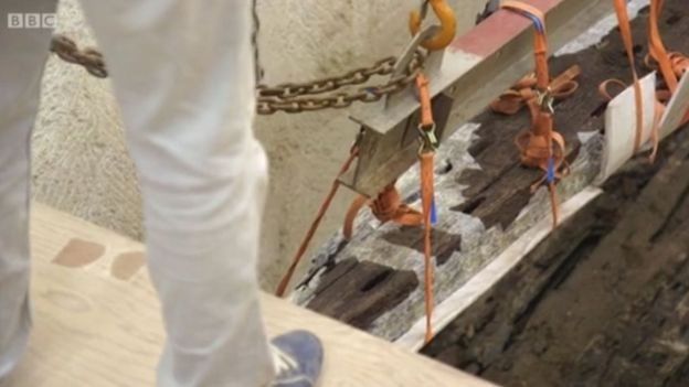 গিজা মরুভূমির ভেতর পিরামিডের নীচ থেকে প্রাচীন নৌকা উদ্ধারের চেষ্টা চলছে