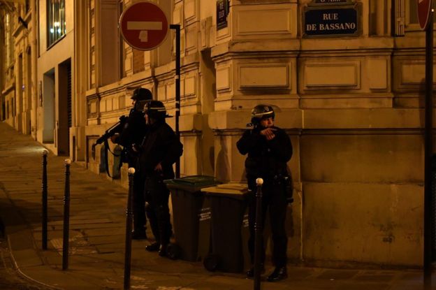 シャンゼリゼ通り周辺をパトロールする武装警官（20日）