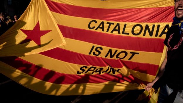 Bandera independentista catalana con el mensaje: 