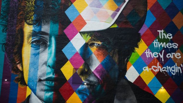 Un mural del compositor Bob Dylan pintado por el artista brasileño Eduardo Kobra en el centro de Mineápolis, Minesota el 15 de octubre de 2016.