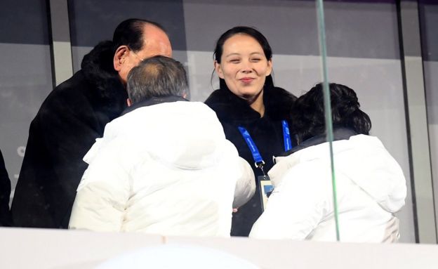 El presidente de Corea del Sur, Moon Jae-in (abajo a la izquierda), saluda a Kim Yo-jong, la hermana del líder norcoreano Kim Jong-un, durante la ceremonia de inauguración de los Juegos Olímpicos de Invierno 2018 en PyeongChang el 9 de febrero. (Foto: Matthias Hangst/Getty Images)