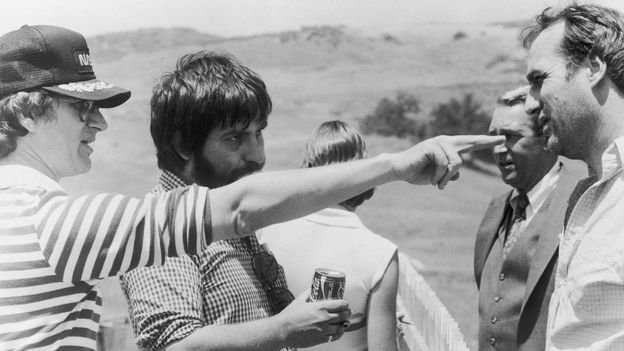 Steven Spielberg (izq.) con Tobe Hooper (centro), en el set de 