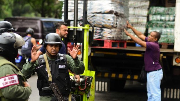 Efectivos de la Guardia Nacional custodian un camión de alimentos