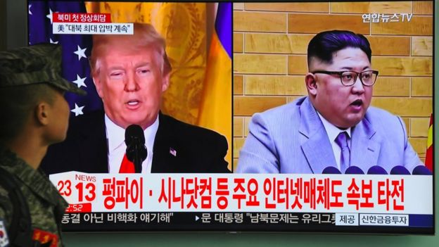 Trump y Kim Jong-un en una pantalla.