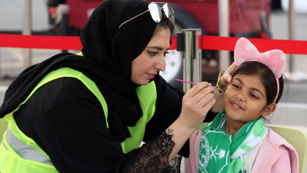 குழந்தையுடன் சௌதி ப்ரோ லீக் கால்பந்து போட்டியைக் காணத் தயாராகும் பெண்