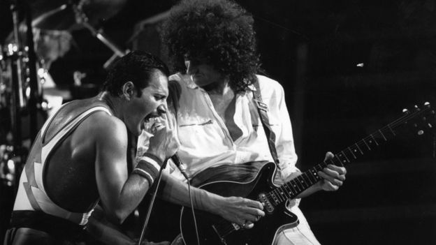 Brian May con Freddie Mercury en Queen en 1984