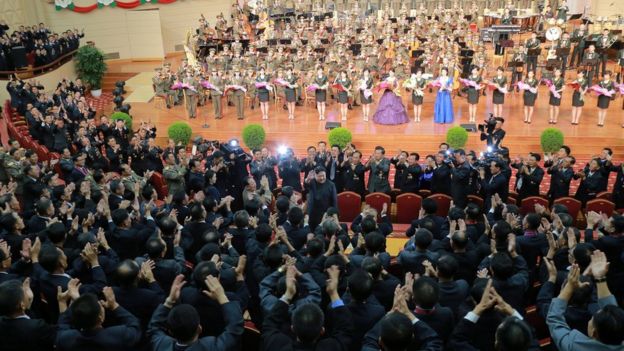 Kim Jong-un son füze denemesinden sonra ülkedeki nükleer bilimciler ve mühendisler için düzenlenen bir kutlama törenine katıldı