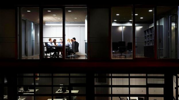 موظفون يعملون في مكان العمل حتى ساعة متأخرة من الليل