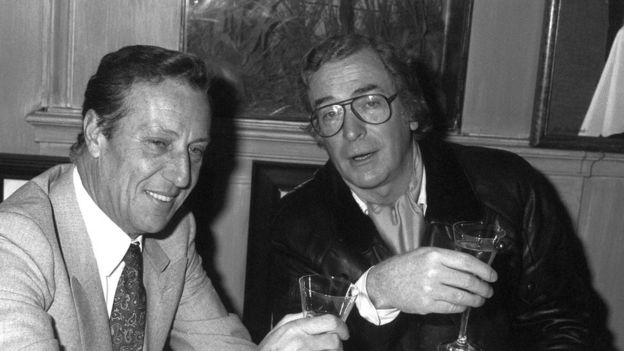 Frederick Forsyth (izq.) y Michael Caine