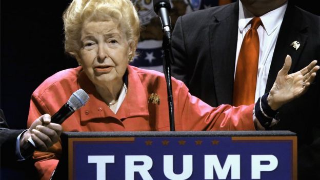 Phyllis Schlafly muestra su apoyo a Donald Trump en un mitin en San Luis, Misuri.