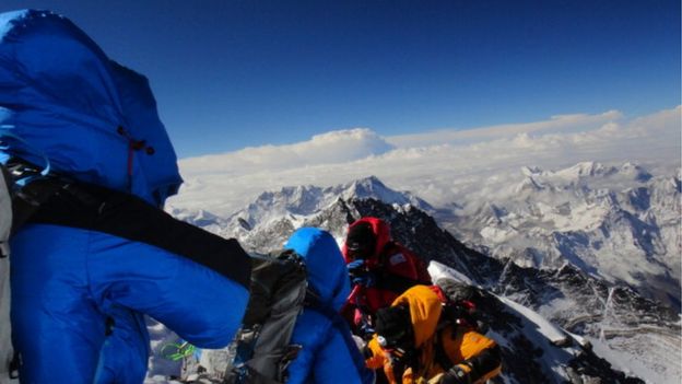 Mountaineers look out from the summit of Mount Everest. (23 May 2013)