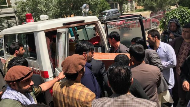 Amigos e familiares carregam o caixão de Shah Marai, jornalista senior da AFP no Afeganistão, morto no ataque